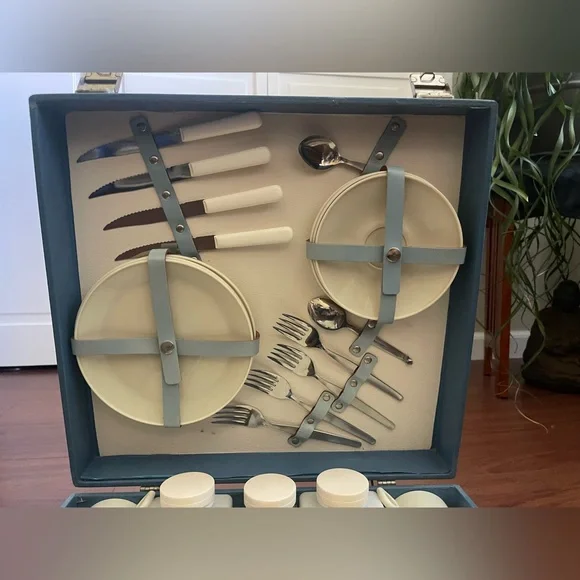 Vintage 1950s Brexton picnic set in wonderfully perfect condition - Picture 3 of 4